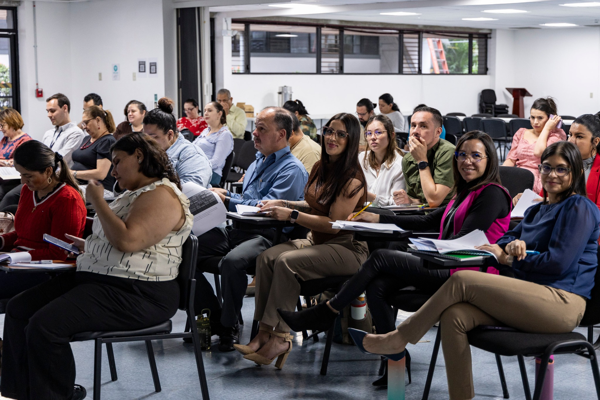 Imagen principal del artículo: Archivistas costarricenses reciben capacitación con experto español
