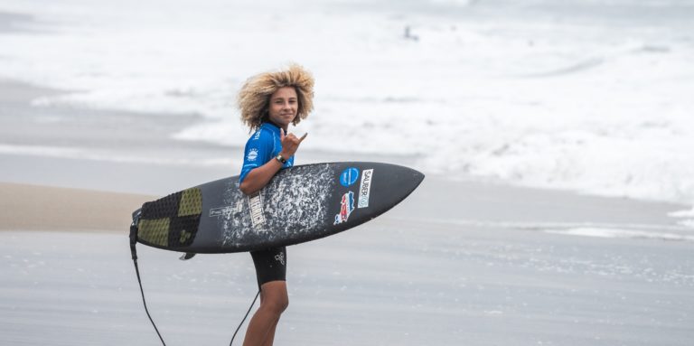 Joven surfista limonense Mikela Castro encenderá el pebetero de los Juegos Nacionales Limón 2026