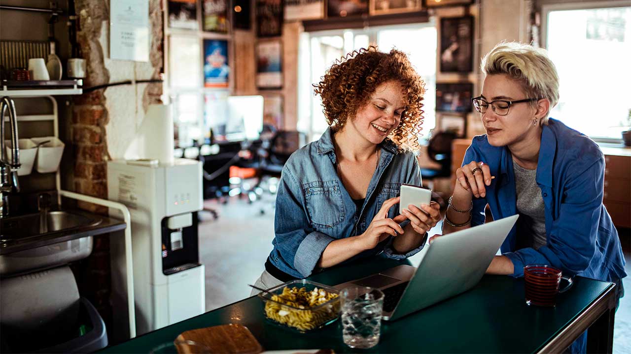 Imagen principal del artículo: Compras y viajes de fin de año: cómo proteger sus datos hoy y mantenerlos seguros a largo plazo