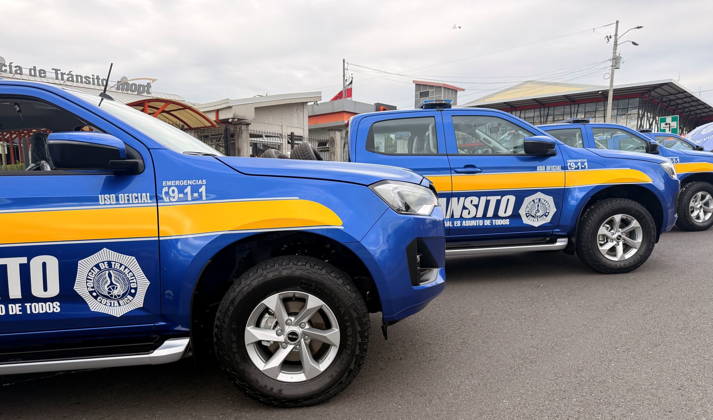 Imagen principal del artículo: Isuzu entrega 25 unidades D-MAX para fortalecer la capacidad operativa de la Policía de Tránsito