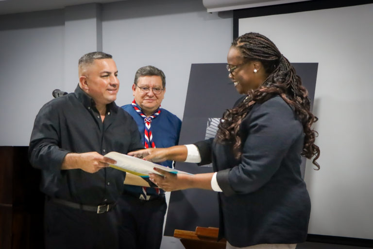 Defensoría premia fotografías que visibilizan experiencias de movilidad humana