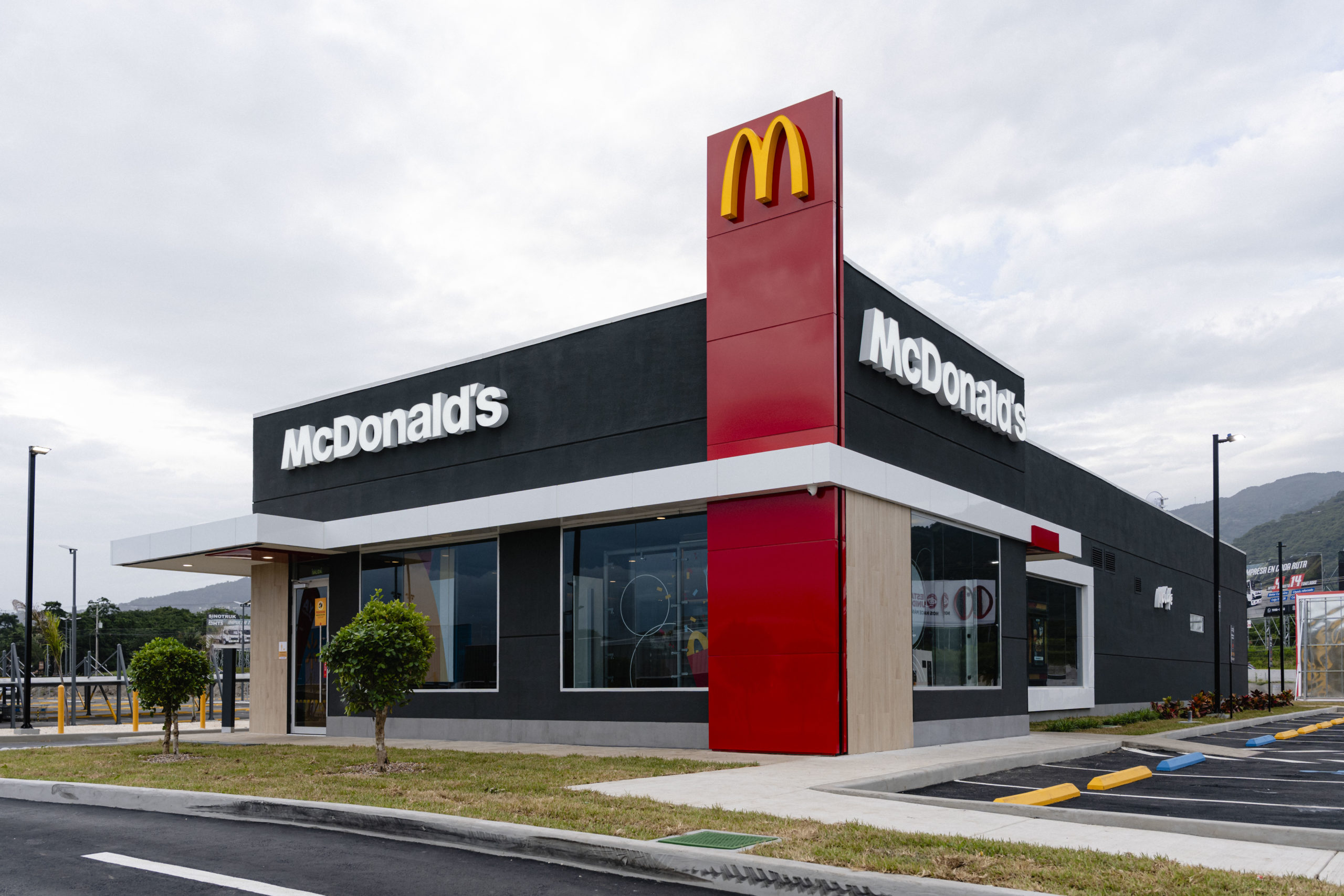 Imagen principal del artículo: McDonald’s cumple 55 años en Costa Rica: empleo joven, proveedores locales y sostenibilidad en el centro de su apuesta