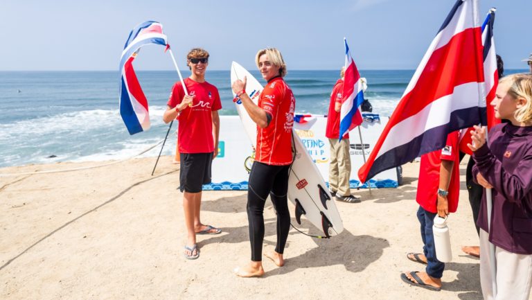 Tres surfistas de Costa Rica se mantienen vigentes en el Mundial Junior ISA Perú 2025