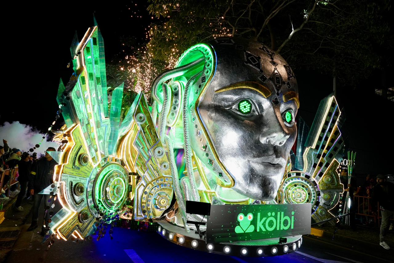 Imagen principal del artículo: kölbi gana el Festival de la Luz 2025 y se lleva tres reconocimientos por su carroza “Mágica Ciudad del Futuro”