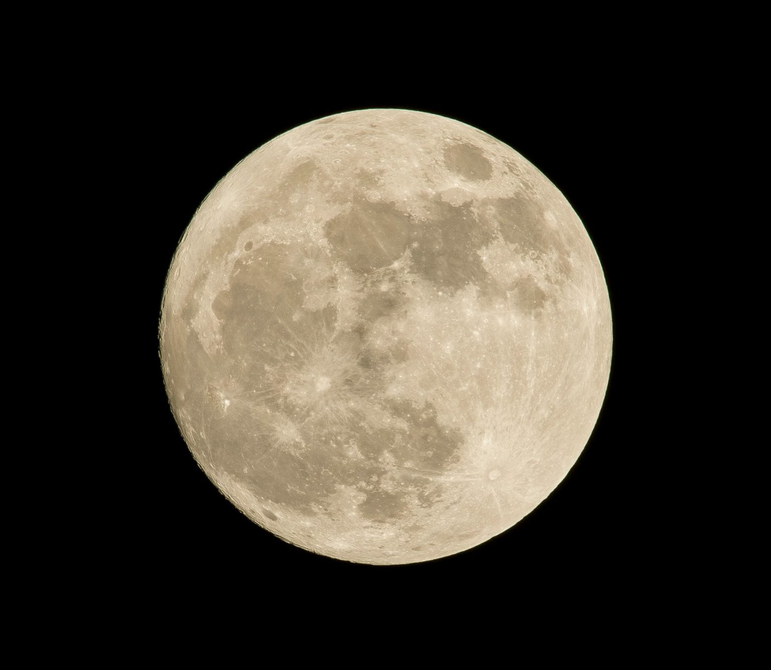 Imagen principal del artículo: CIENTEC invita a disfrutar la última Superluna del 2025