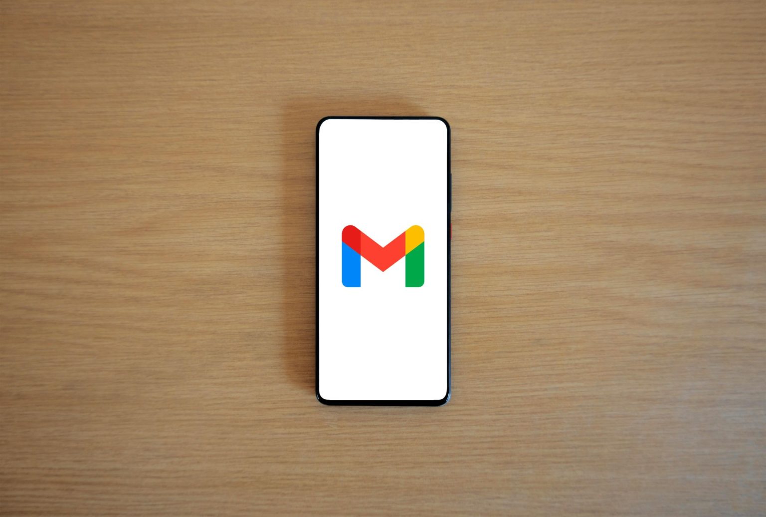 Imagen principal del artículo: Organización señala que Gmail entrena su IA con datos de los correos de sus usuarios