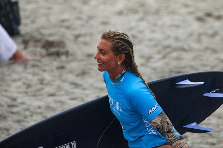 Surfista tica Leilani McGonagle alcanza los octavos de final en el Pipe Challenger