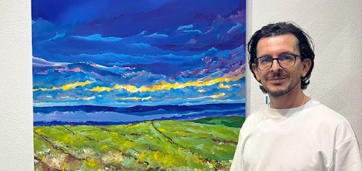 Obra de Ronald Gamboa explora la pausa cotidiana en la Bienal Bidimensional del Museo Municipal de Cartago