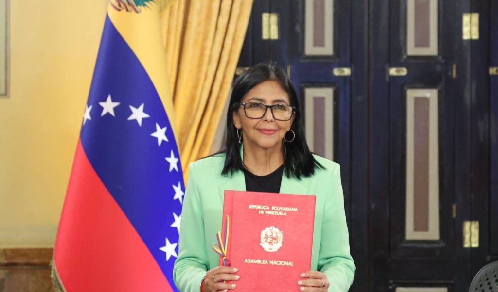 EE. UU. amenaza a la presidenta interina de Venezuela con cargos penales si no obedece al gobierno de Trump