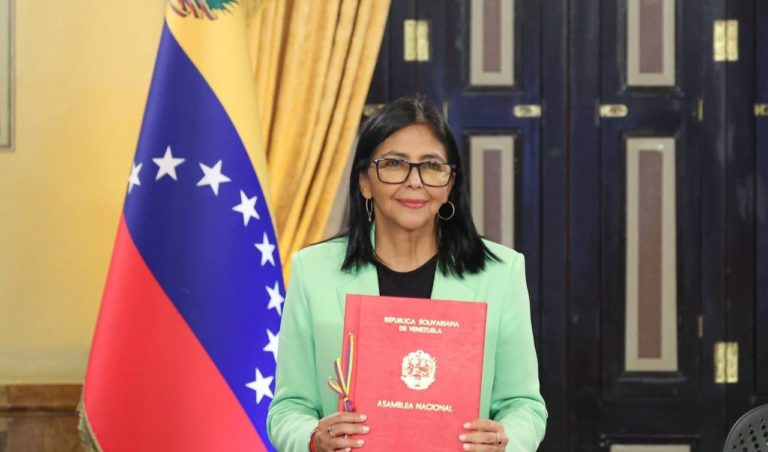 Delcy Rodríguez solicita apertura de industria petrolera a la inversión extranjera