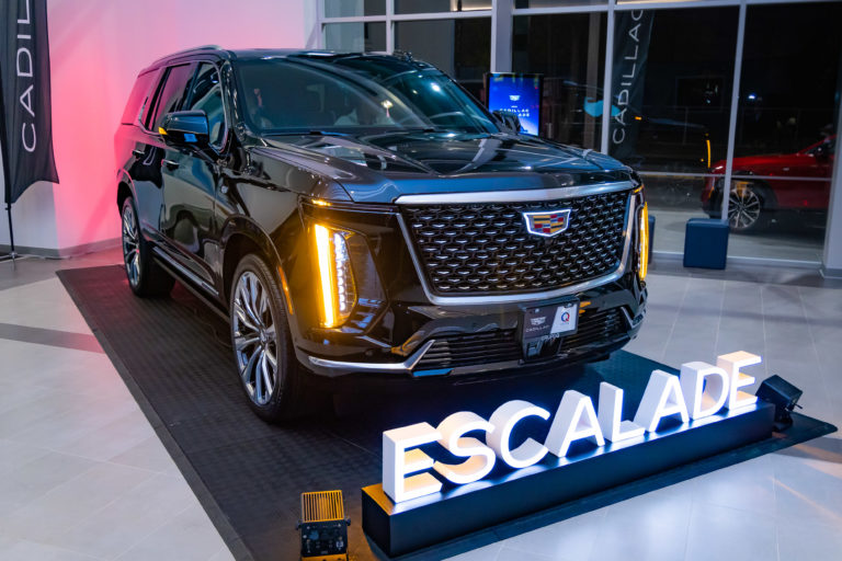 Nueva Cadillac Escalade lleva el lujo al extremo con parrilla iluminada, aros de 24” y pantallas en cada fila