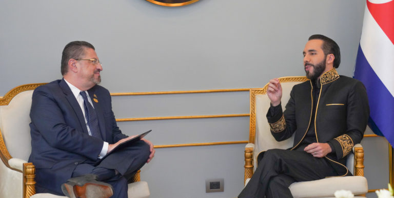 Chaves anuncia visita de Bukele, Fernández apunta a ganar en primera ronda