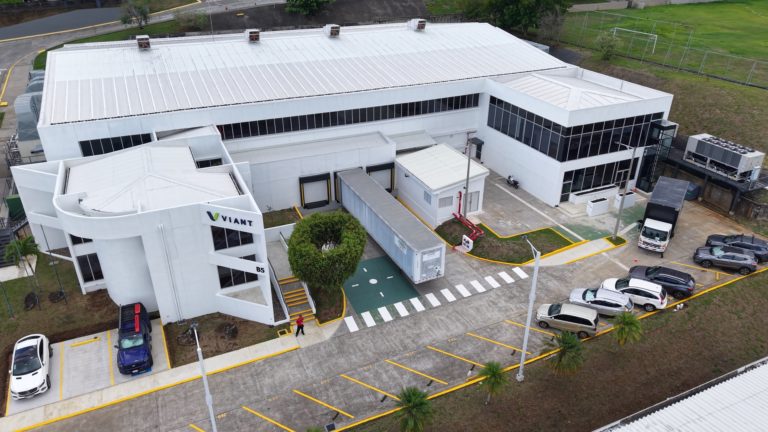 Empresa de dispositivos médicos anuncia despido de 900 trabajadores en Costa Rica