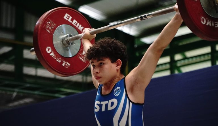 Santiago Lazo de Santo Domingo abrió la halterofilia con tres oros y récord nacional en Limón 2026