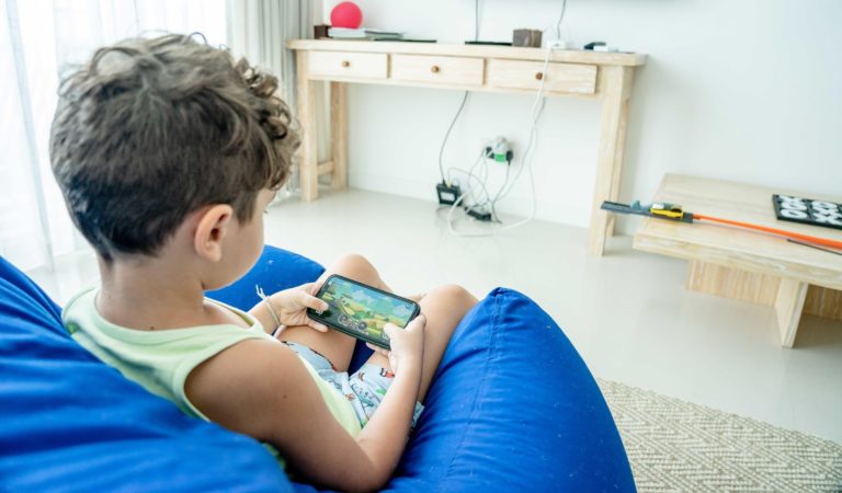 ¿Protección o restricción? Regular el acceso de personas menores de edad a redes sociales