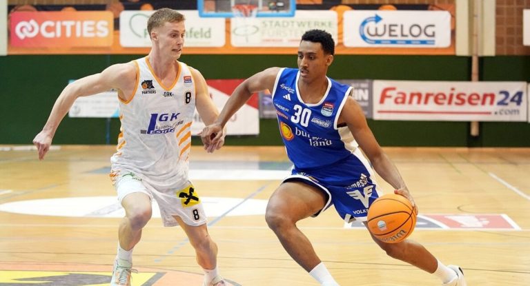 Ian Martínez debutó oficialmente en el baloncesto europeo con 18 puntos
