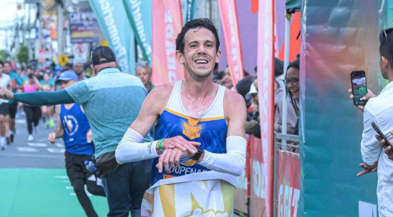 Atleta tico Daniel Johanning suma ocho victorias consecutivas en la Carrera San Silvestre