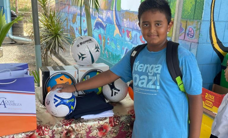 Proyecto solidario "Mete un Gol por la Educación" recolectará útiles escolares en el estadio de Carmelita