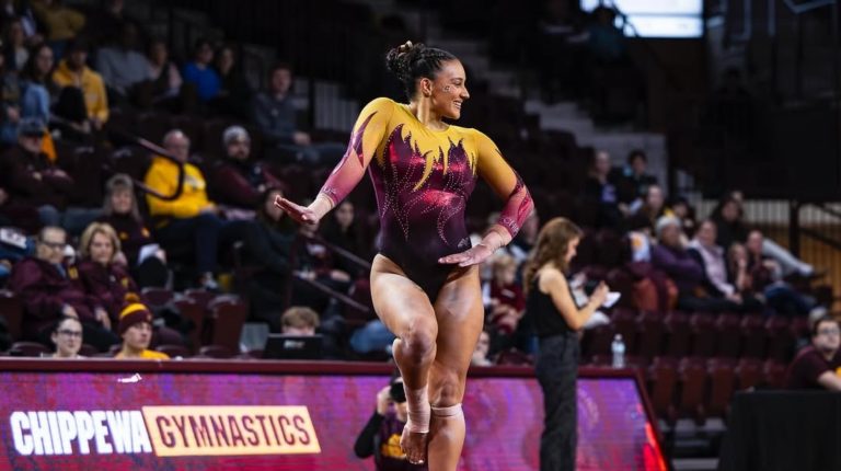 Luciana Alvarado recibe su segundo premio de Gimnasta de la Semana en la MAC