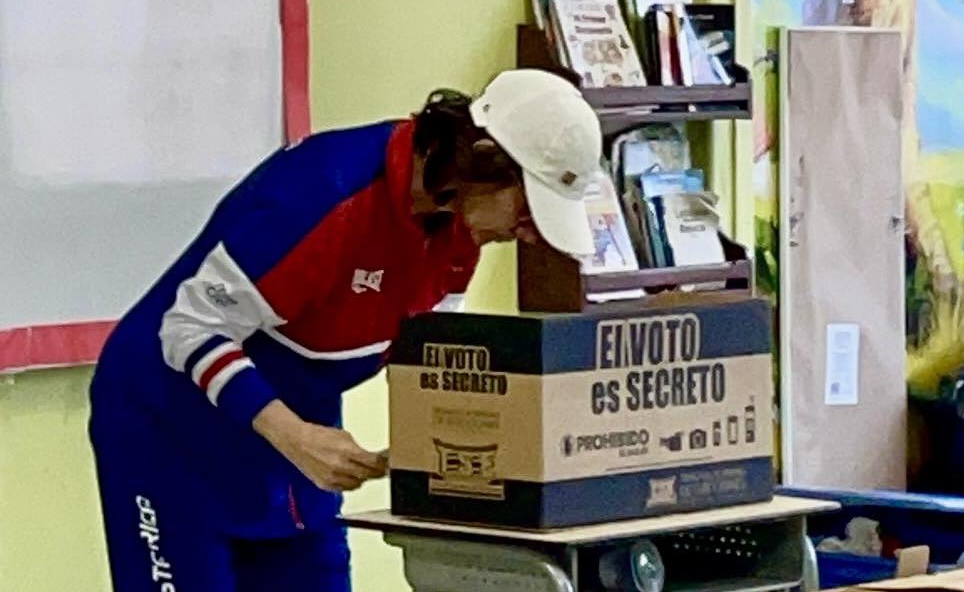 Laura Chinchilla vota con el uniforme olímpico en un gesto de respaldo a los atletas nacionales