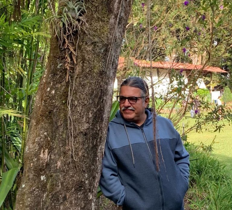 Adriano de San Martín presenta su nuevo poemario VISIONES en San Pedro