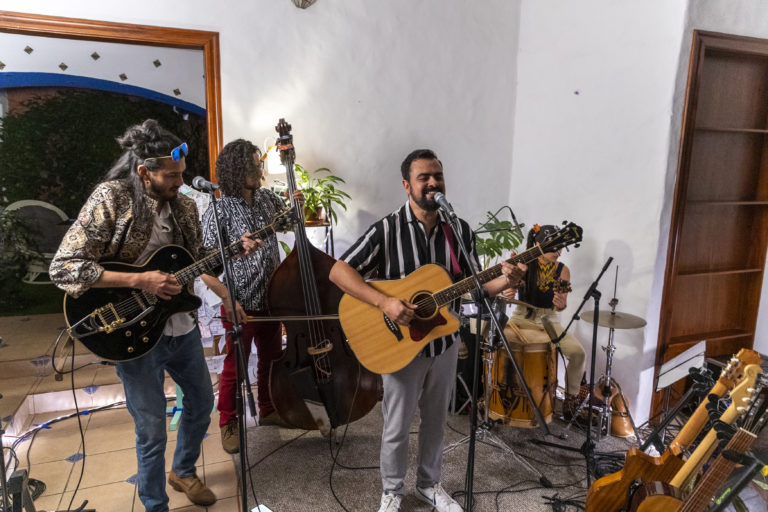 Simón Avilés presenta su álbum debut “canciones mínimas”