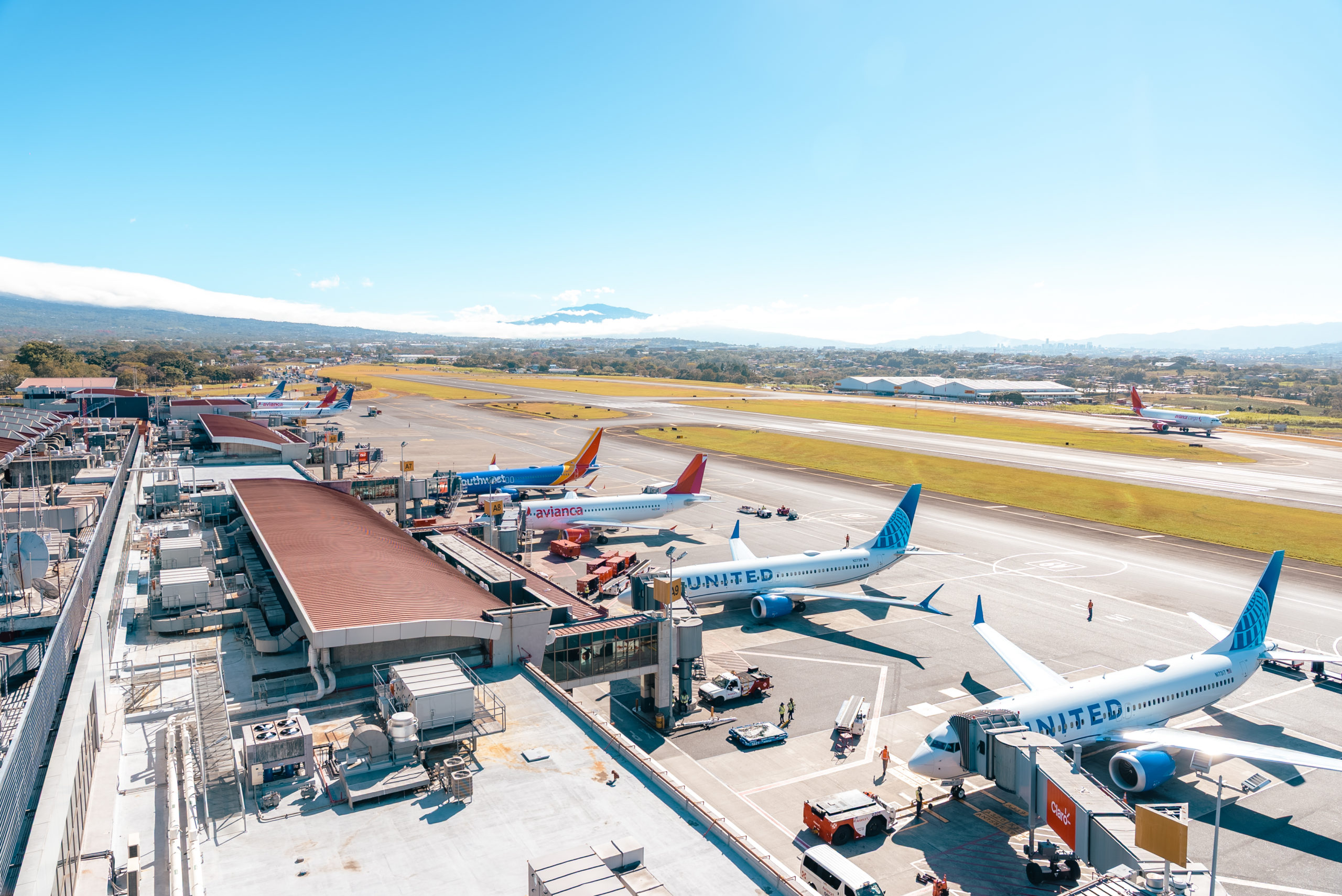 Imagen principal del artículo: Aeropuerto Juan Santamaría es reconocido entre los mejores de la región por su experiencia en salidas de pasajeros