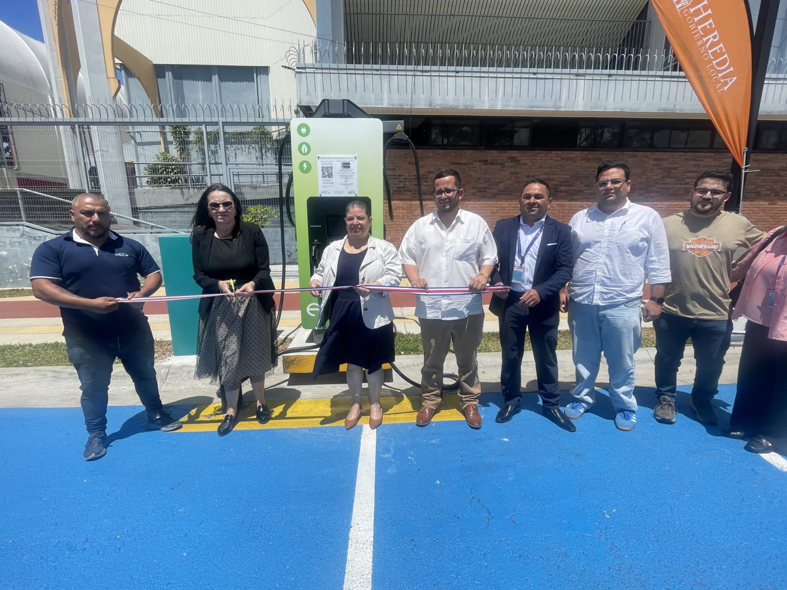 Imagen principal del artículo: Heredia inaugura su primera electrolinera pública y acelera la movilidad eléctrica en el país