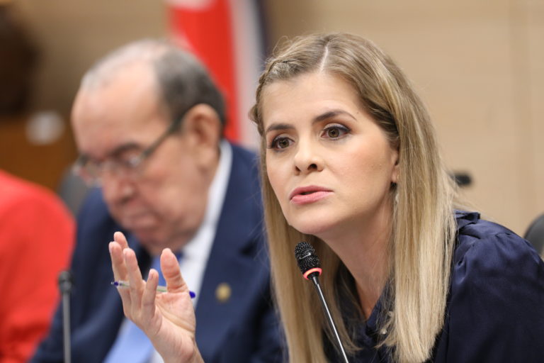 La paradoja de Laura Fernández: diagnósticos claros frente a políticas de agotamiento