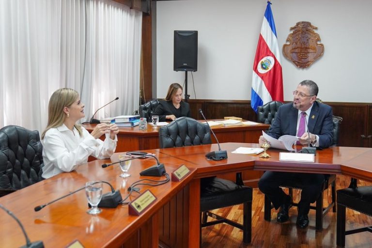 Chaves nombra a Laura Fernández como ministra de la Presidencia