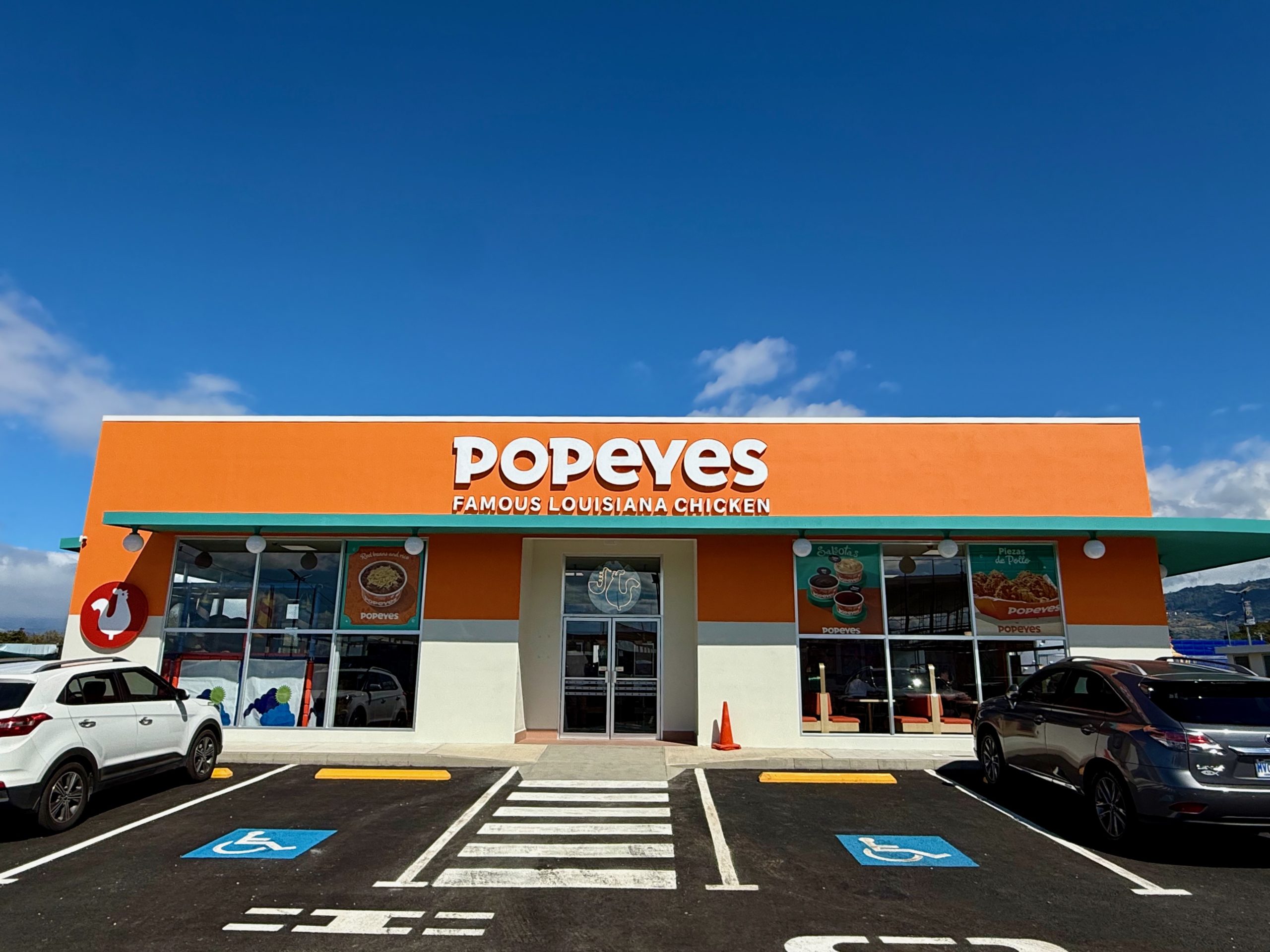 Imagen principal del artículo: Popeyes® llega a Santa Ana y abre su restaurante más grande del país