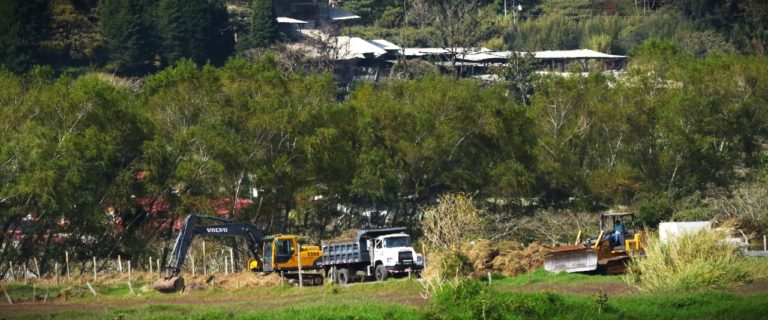 Fiscalía allana empresa en Cartago por presuntos delitos de relleno y drenaje de humedal en Coris