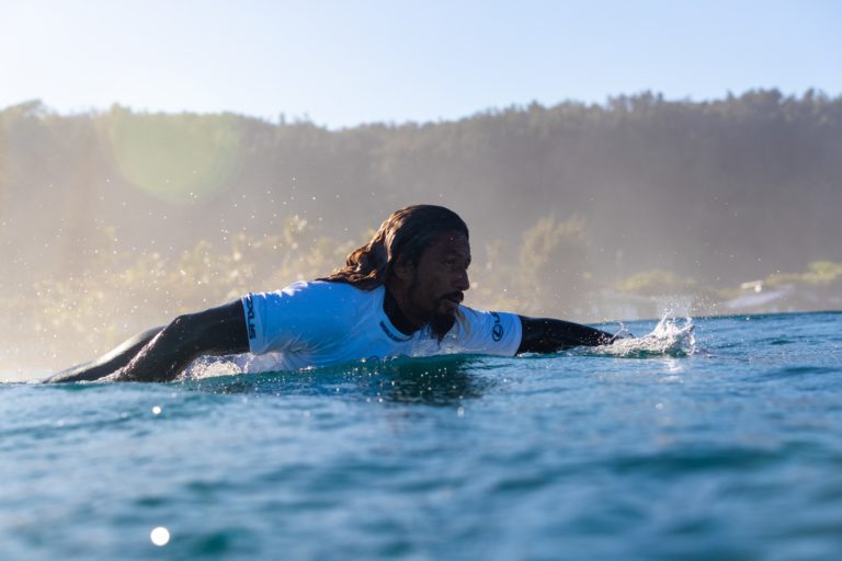 Cali Muñoz brilla en Hawái con un 9.00 y avanza a octavos de final en el Pipe Challenger