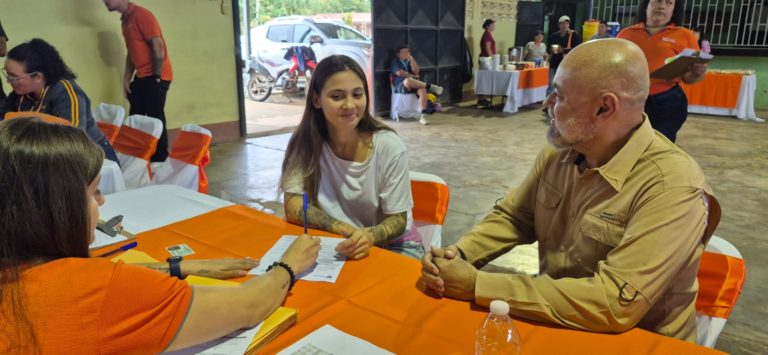 Banhvi: 26 familias de la Zona Norte firman escritura de su vivienda en Guatuso