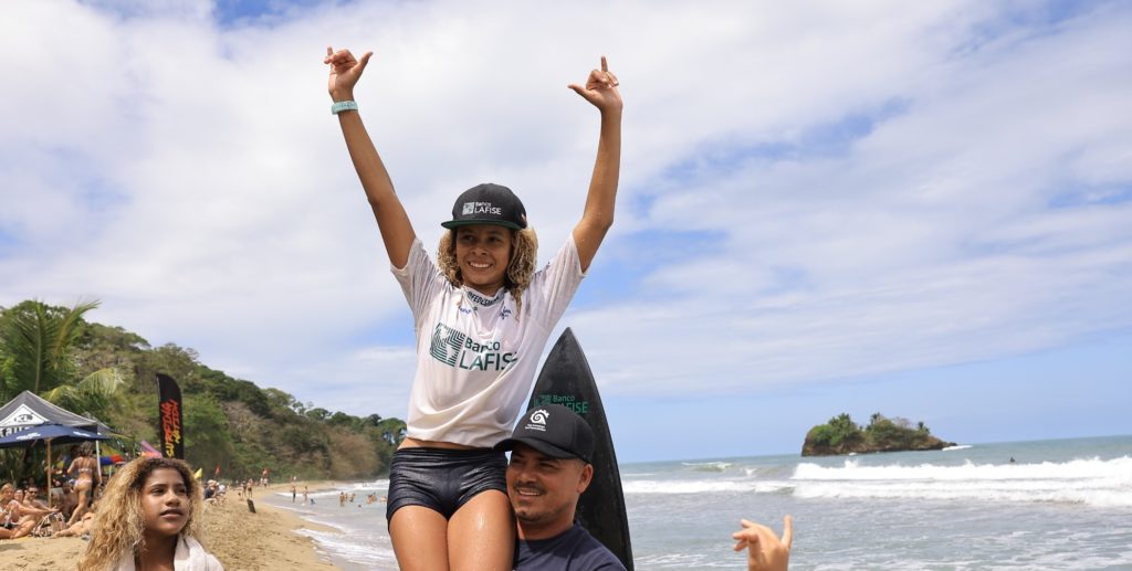 Surfista limonense de 12 años ganó la primera fecha del Circuito Nacional de Surf 2026