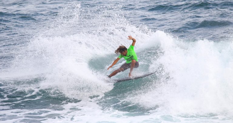 Surfista costarricense Carlos Muñoz inicia con fuerza la defensa del título en el Barbados Surf Pro
