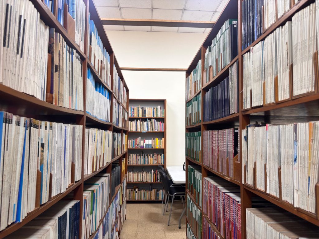 Un libro como refugio: biblioteca del Hospital México acompaña a pacientes