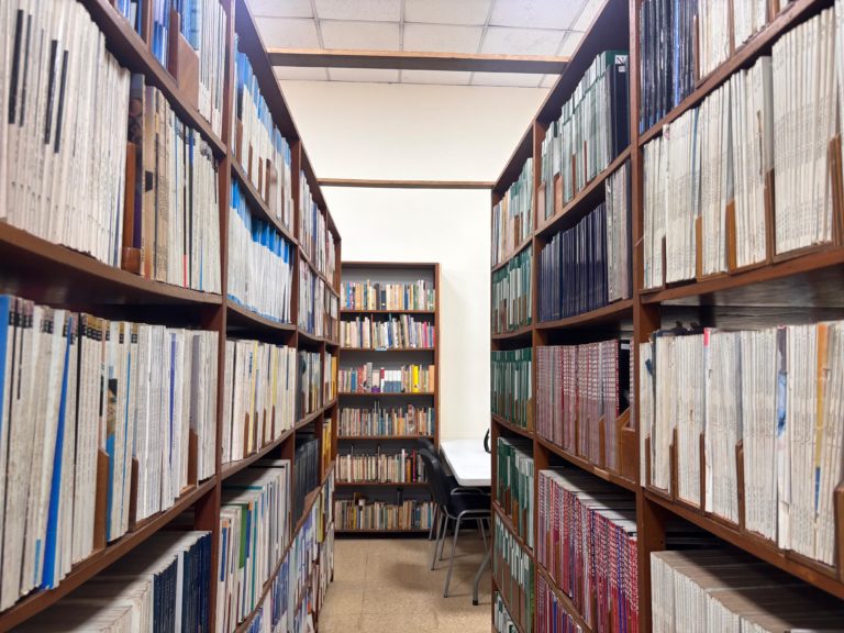 Un libro como refugio: biblioteca del Hospital México acompaña a pacientes