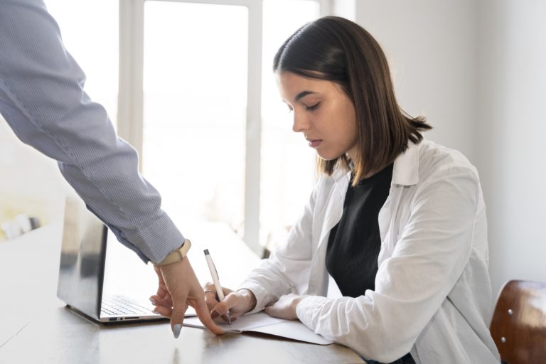 Ticos entienden inglés, pero no lo hablan… y eso les está costando el trabajo