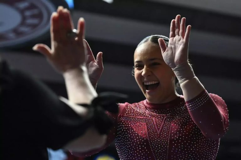 Luciana Alvarado recibe su segundo premio de Gimnasta de la Semana en la MAC