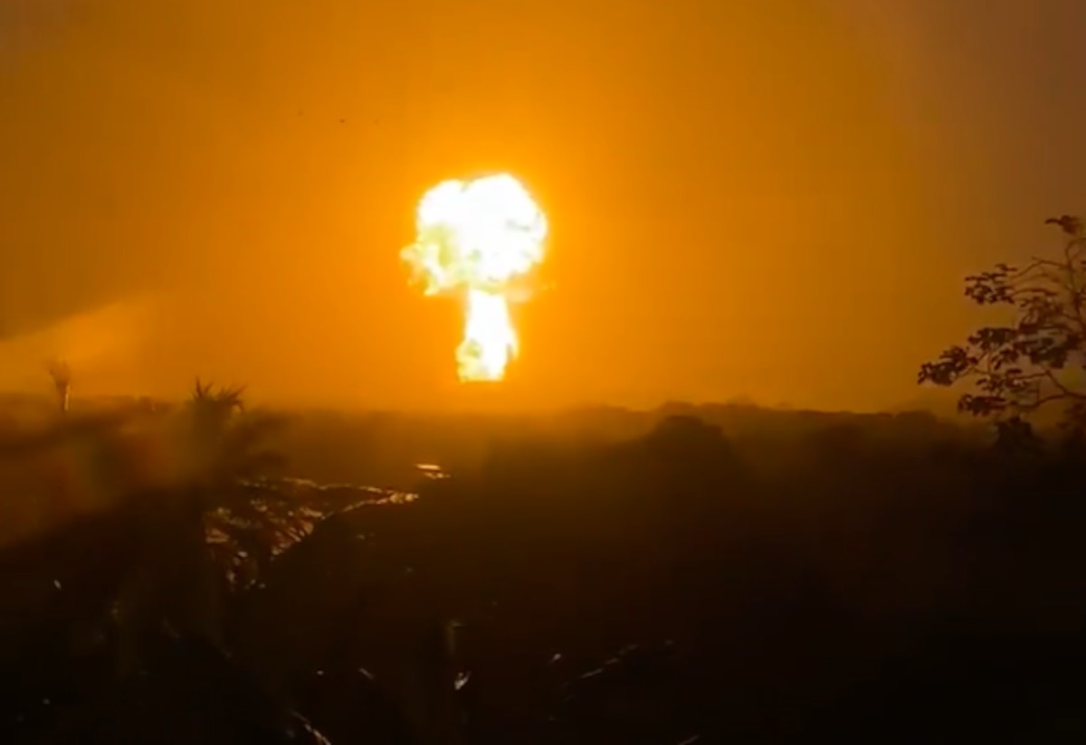 Imagen principal del artículo: Columna de fuego y gases en un volcán de lodo sorprende a Colombia