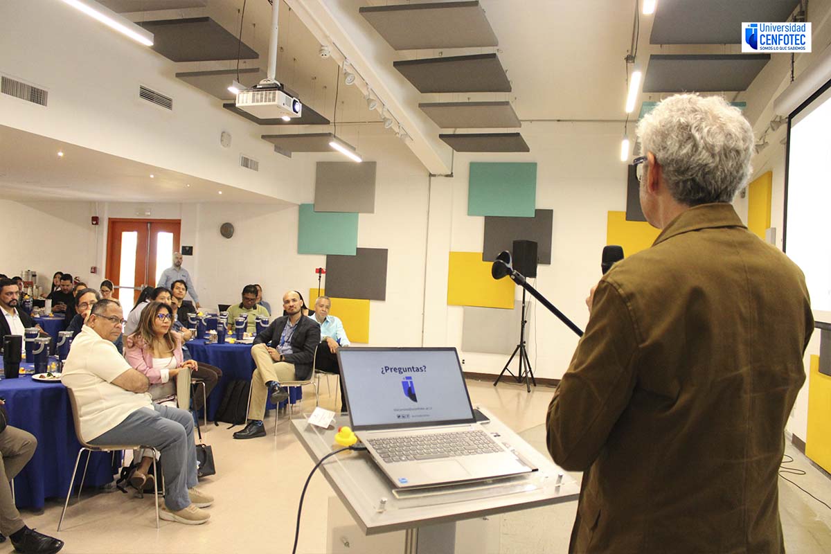 Imagen principal del artículo: Universidad CENFOTEC comparte experiencia en IA aplicada en Ciudad del Saber, Panamá
