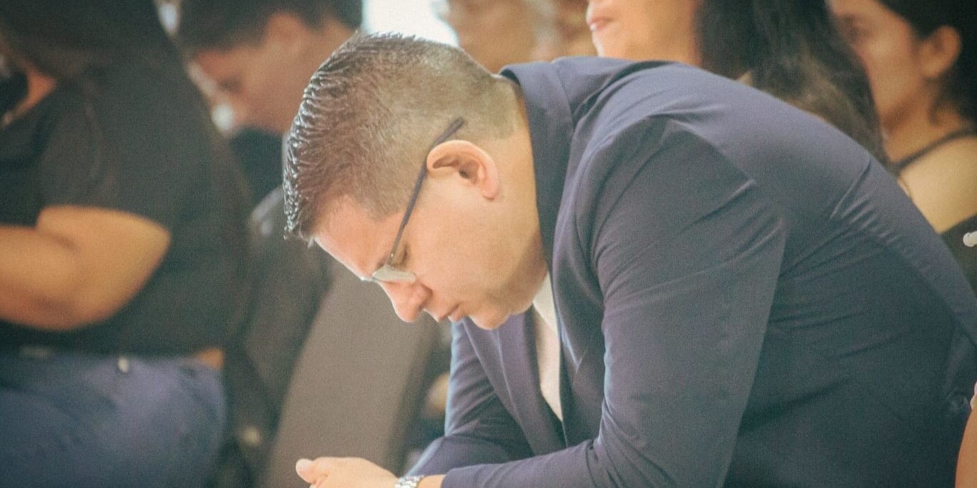 Imagen principal del artículo: Caso Fabricio Alvarado escala: diputado sale del país a congreso "por la vida y la familia"