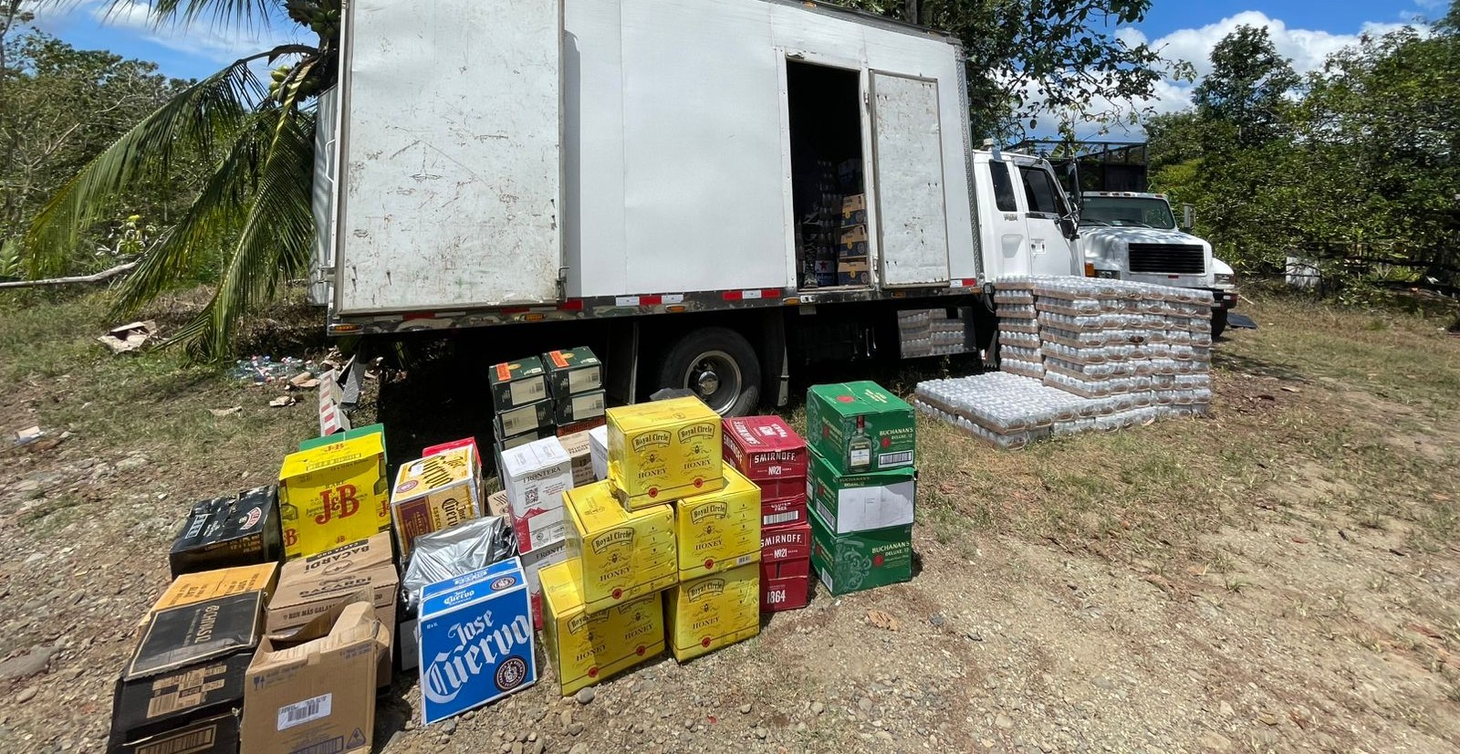 Imagen principal del artículo: Policía de Control Fiscal decomisa 30 mil unidades de licor de contrabando