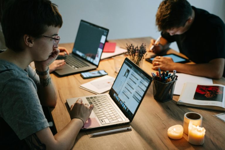 Estudio de la UCR propone índice para medir pobreza digital en los hogares