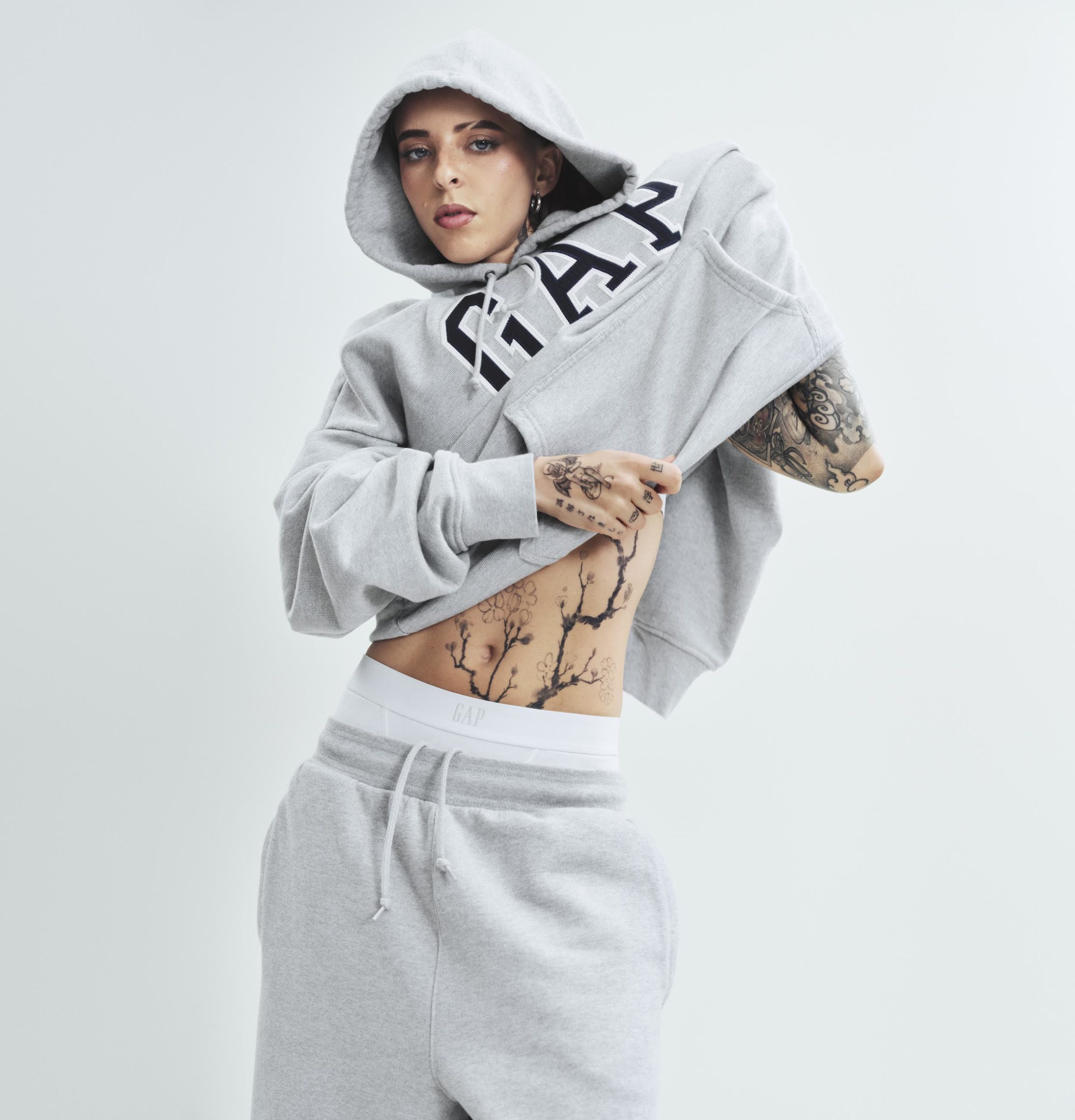 Imagen principal del artículo: Gap lanza campaña global junto a Young Miko con video musical inspirado en “WASSUP”