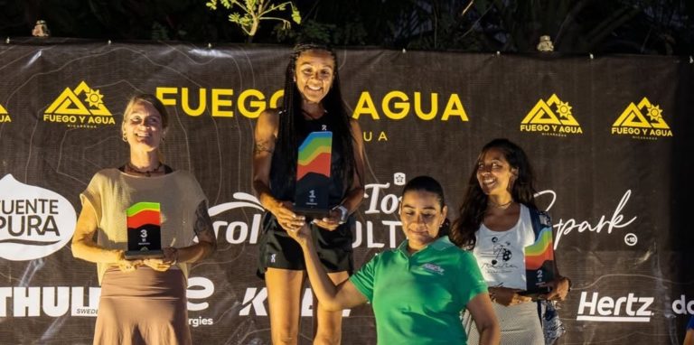 Ultramaratonista tica Sandra Mejía gana por quinta vez el Fuego y Agua 100K en Nicaragua