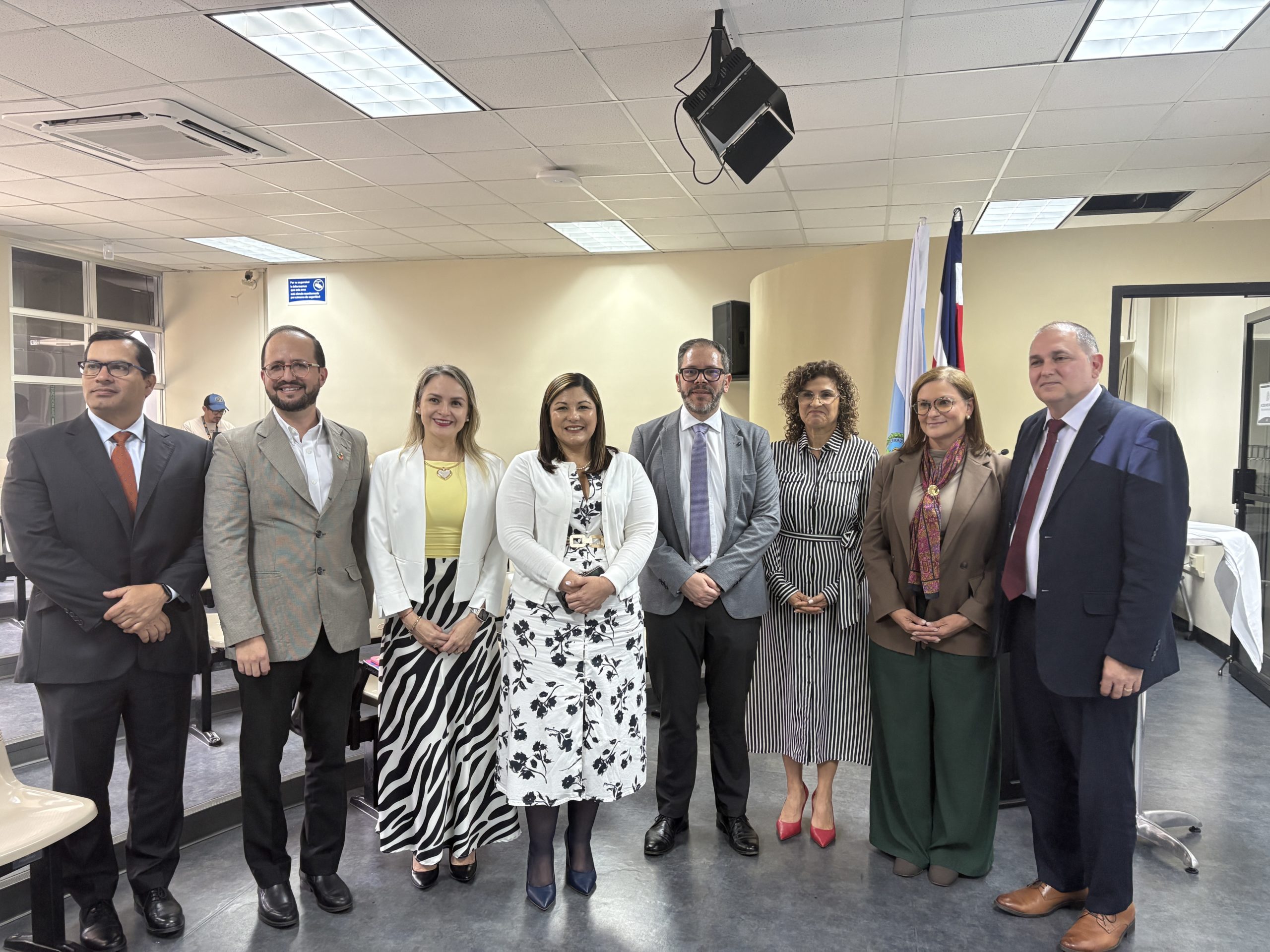 Imagen principal del artículo: Voces expertas llaman a consolidar la descentralización de la atención oncológica como política país