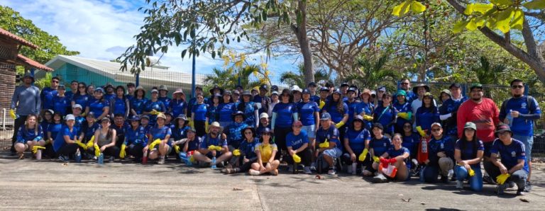 Estudiantes de la UNED realizan jornada de limpieza en playas de Puntarenas
