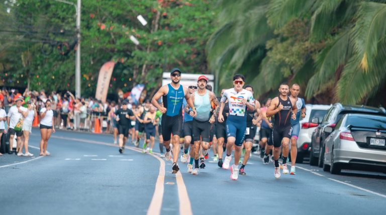 Beat Tri 2026 reúne a cientos de triatletas en Puerto Viejo pese a fuerte oleaje